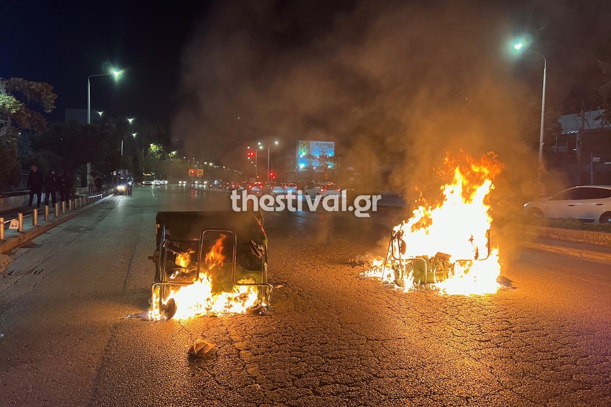 Θεσσαλονίκη: Άγνωστοι έβαλαν φωτιά σε κάδους στην Εγνατία (Βίντεο)
