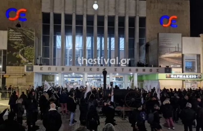 Τέμπη – Ένας χρόνος μετά: Πορεία στον ΟΣΕ Θεσσαλονίκης – «Το έγκλημα είναι κρατικό»
