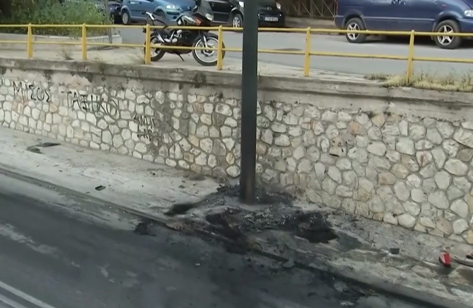 Νέα Φιλαδέλφεια: Αυτοκίνητο καρφώθηκε σε κολώνα και τυλίχθηκε στις φλόγες – Στο νοσοκομείο ο οδηγός