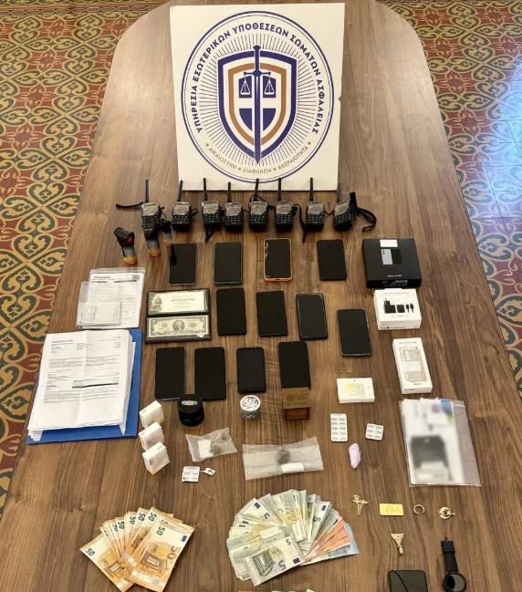 Σωφρονιστικός υπάλληλος και κρατούμενοι διακινούσαν ναρκωτικά και κινητά τηλέφωνα στις φυλακές κατόπιν «παραγγελιών»