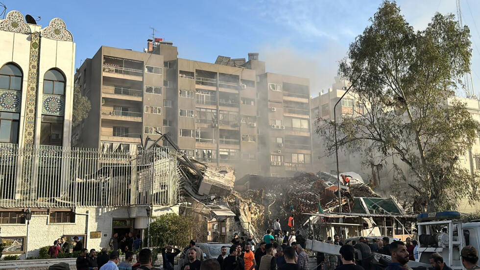 Συρία: Ισραηλινή επιδρομή στο προξενείο του Ιράν στη Δαμασκό – Επικίνδυνη κλιμάκωση από το Τελ Αβίβ (Φωτό & Βίντεο)