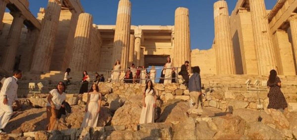 Ακρόπολη: ΕΔΕ για τους τουρίστες που ντύθηκαν με αρχαιοελληνικές φορεσιές στον Ιερό Βράχο