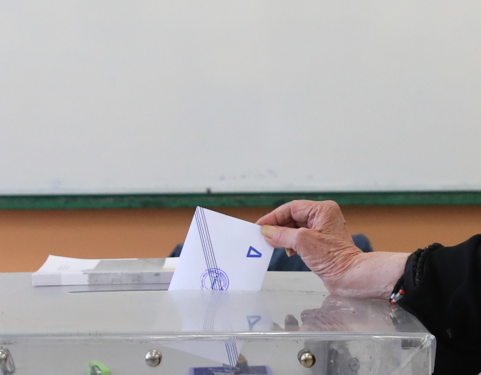 Δημοσκόπηση Interview: Πρώτη αλλά με απώλειες η ΝΔ – Σταθερά δεύτερος ο ΣΥΡΙΖΑ – «Συγκάλυψη» στα Τέμπη βλέπουν 7 στους 10
