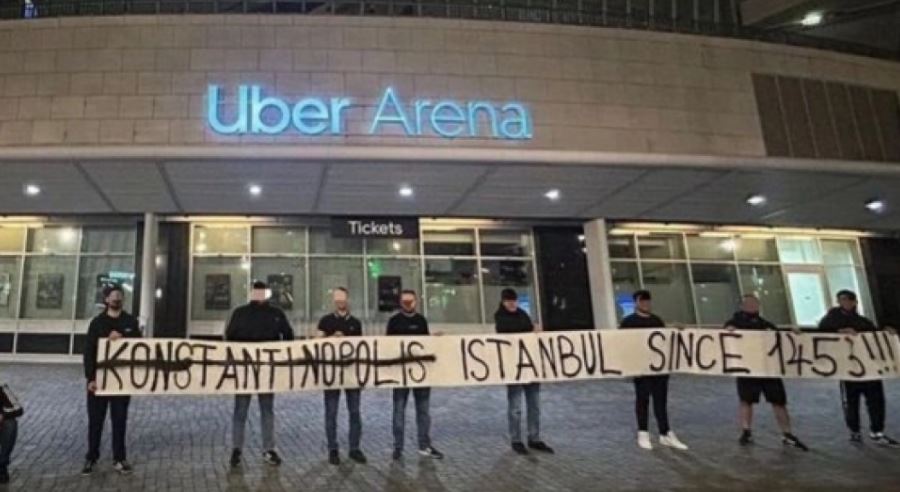 Final Four: Προκαλούν οι Τούρκοι με πανό για την Κωνσταντινούπολη, έξω από την Uber Arena