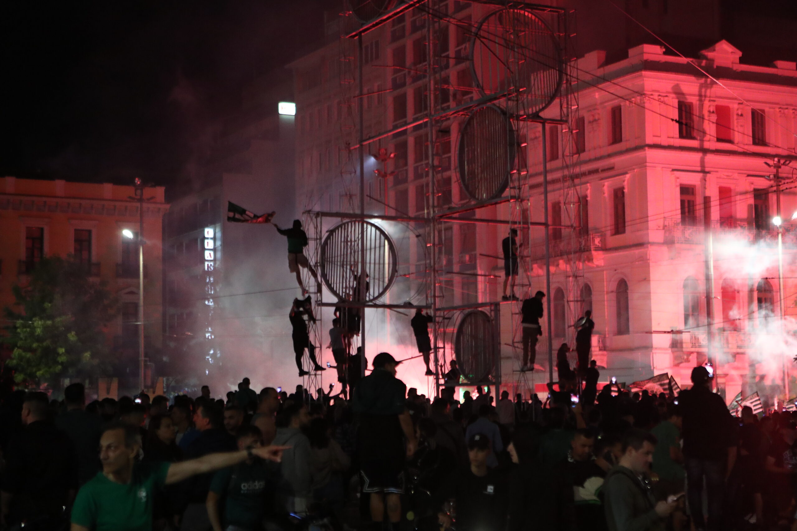 Παναθηναϊκός: H Αθήνα φλέγεται – «Πράσινο ποτάμι» από τους Αμπελόκηπους ως την Ομόνοια- Το γλέντι για το 7ο αστέρι  (Βίντεο)