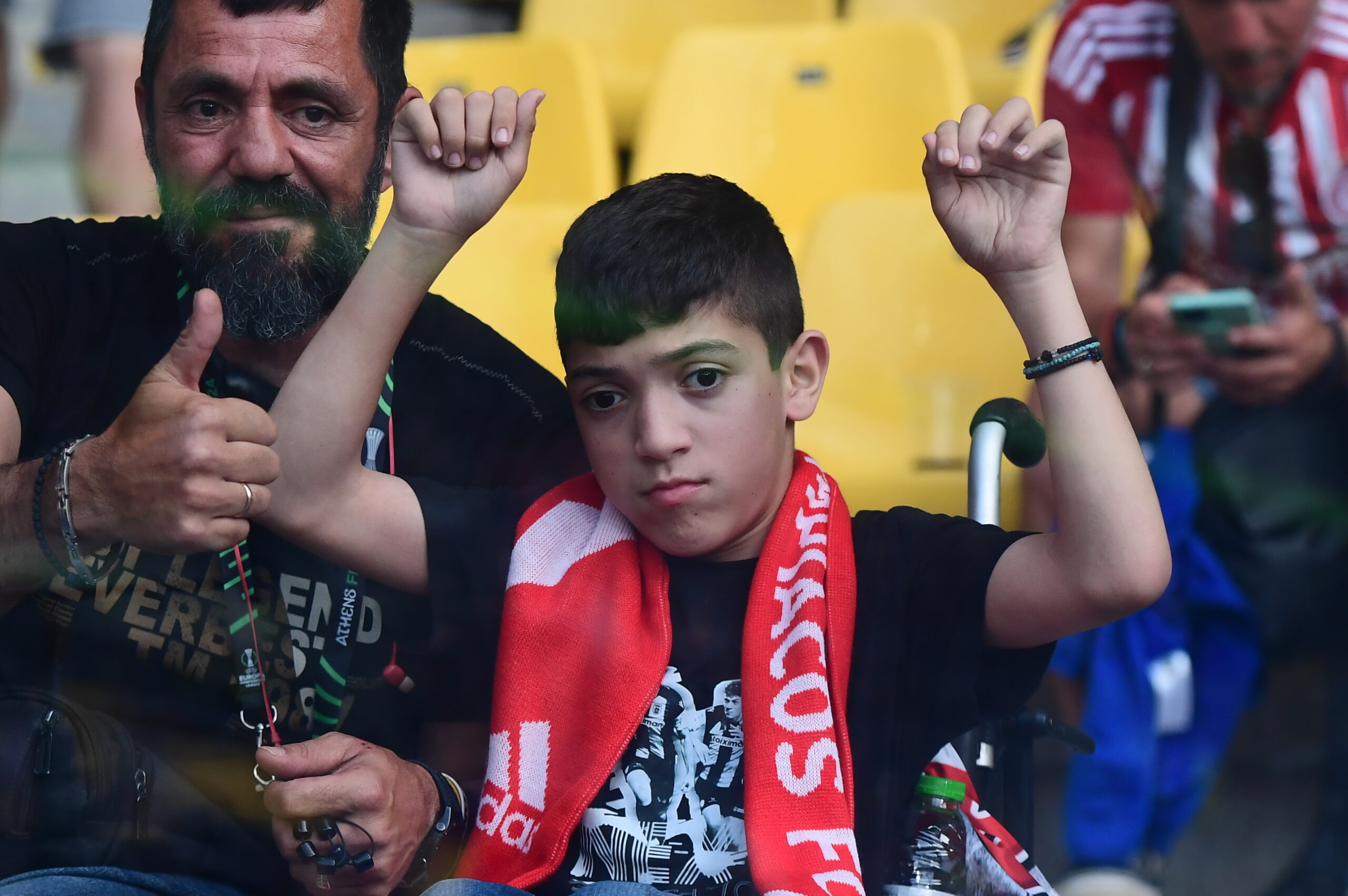 Στην «OPAP Arena» με κασκόλ του Ολυμπιακού ο μικρός Γιαννάκης