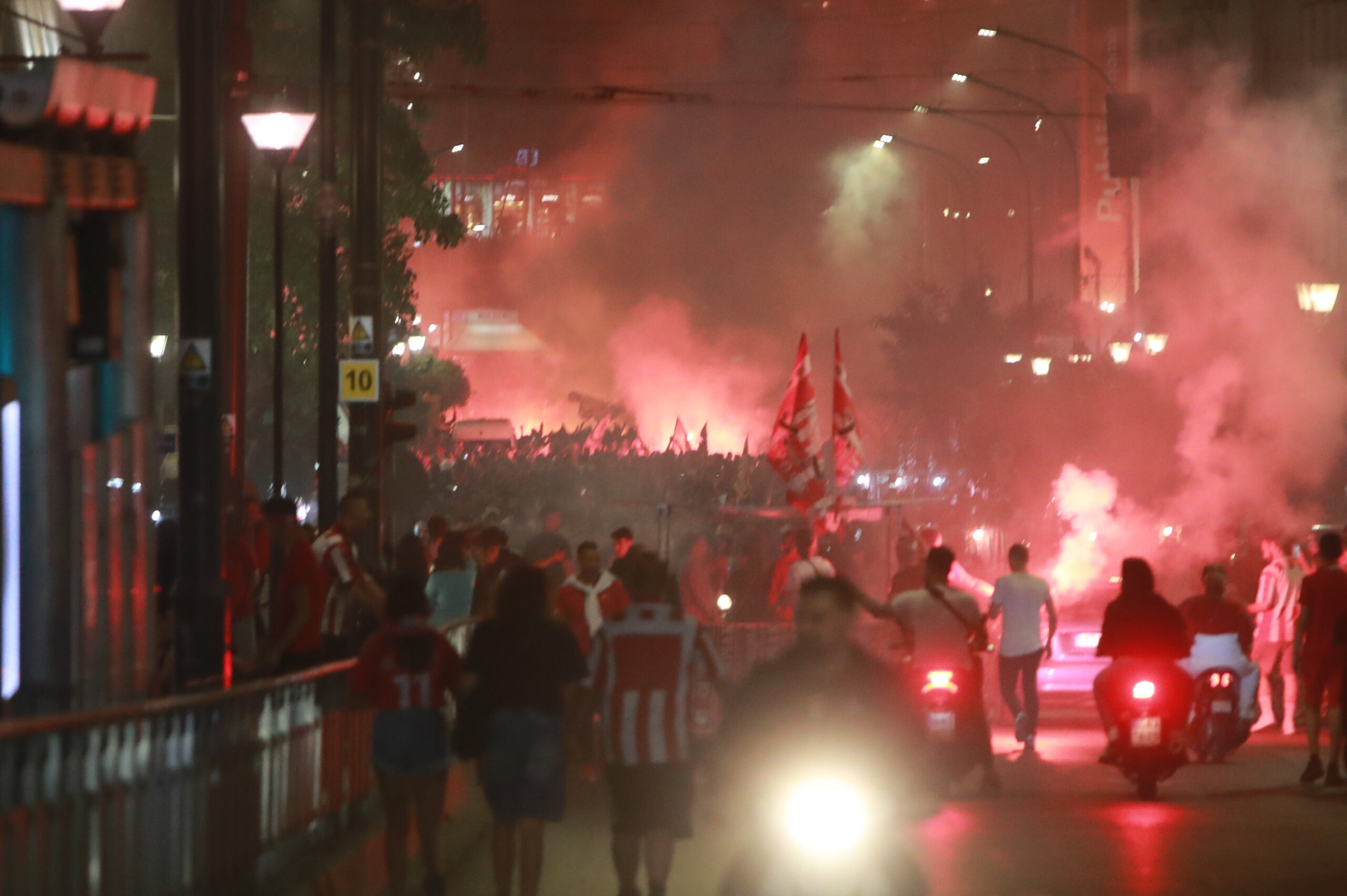 Φλέγεται ο Πειραιάς για την κατάκτηση του Conference League από τον Ολυμπιακό! (Φωτό & Βίντεο)