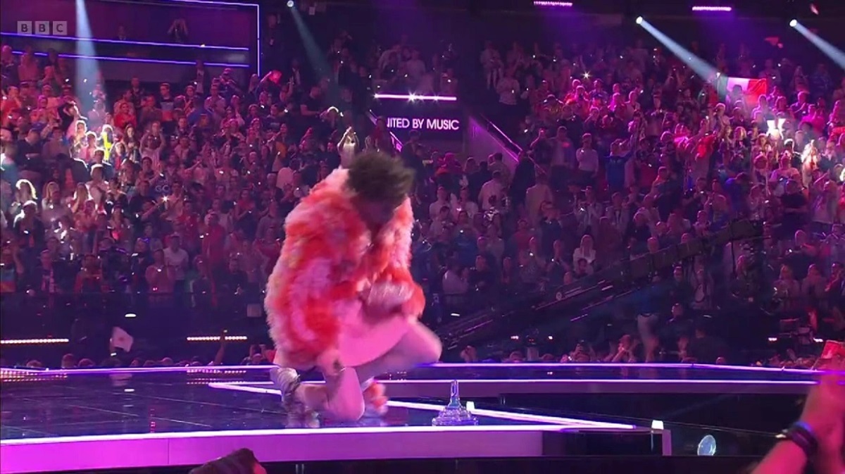 Eurovision: Έσπασε το τρόπαιο το Nemo στους πανηγυρισμούς και έστειλε non binary μήνυμα (Βίντεο)