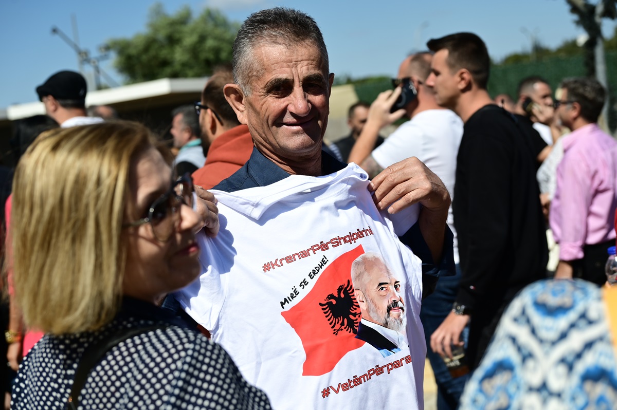 Έντι Ράμα: Με… Ζορμπά το καλωσόρισμα – Τα δρακόντεια μέτρα ασφαλείας – Οι αφίξεις για την ομιλία στο Γαλάτσι (φωτογραφίες)