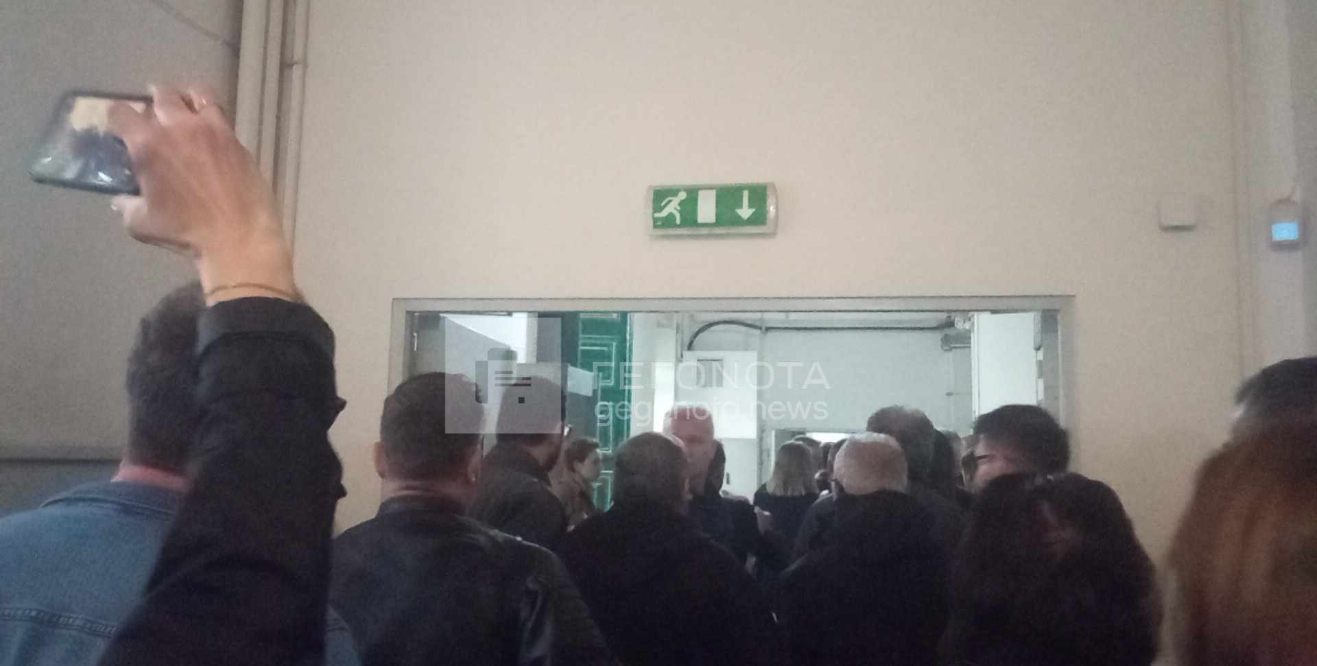 Χαμός στα δικαστήρια του Βόλου με τους δημοτικούς συμβούλους του Μπέου: Σφοδρές αντιδράσεις για την εντολή να κρατηθούν πολίτες (Βίντεο)