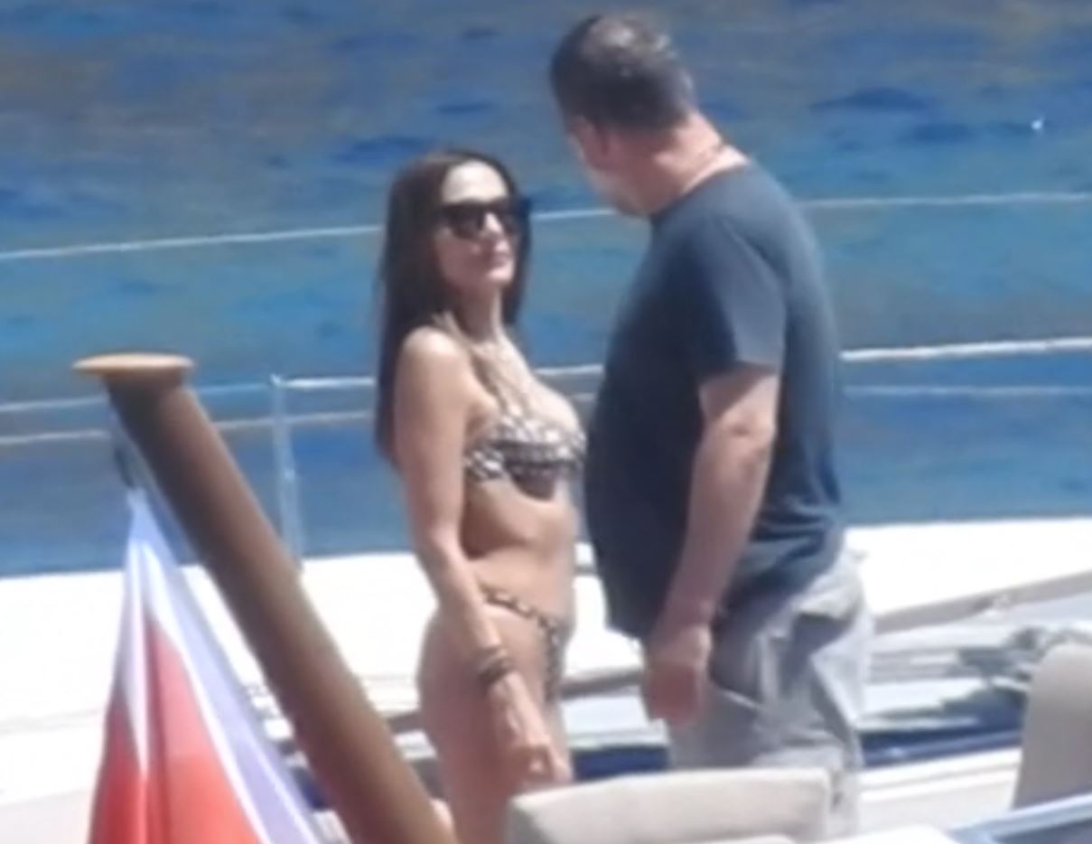 Δέσποινα Βανδή: Διακοπές με τον Μπισμπίκη στη Μύκονο – Η ηλιοθεραπεία της τραγουδίστριας σε σκάφος (Βίντεο)