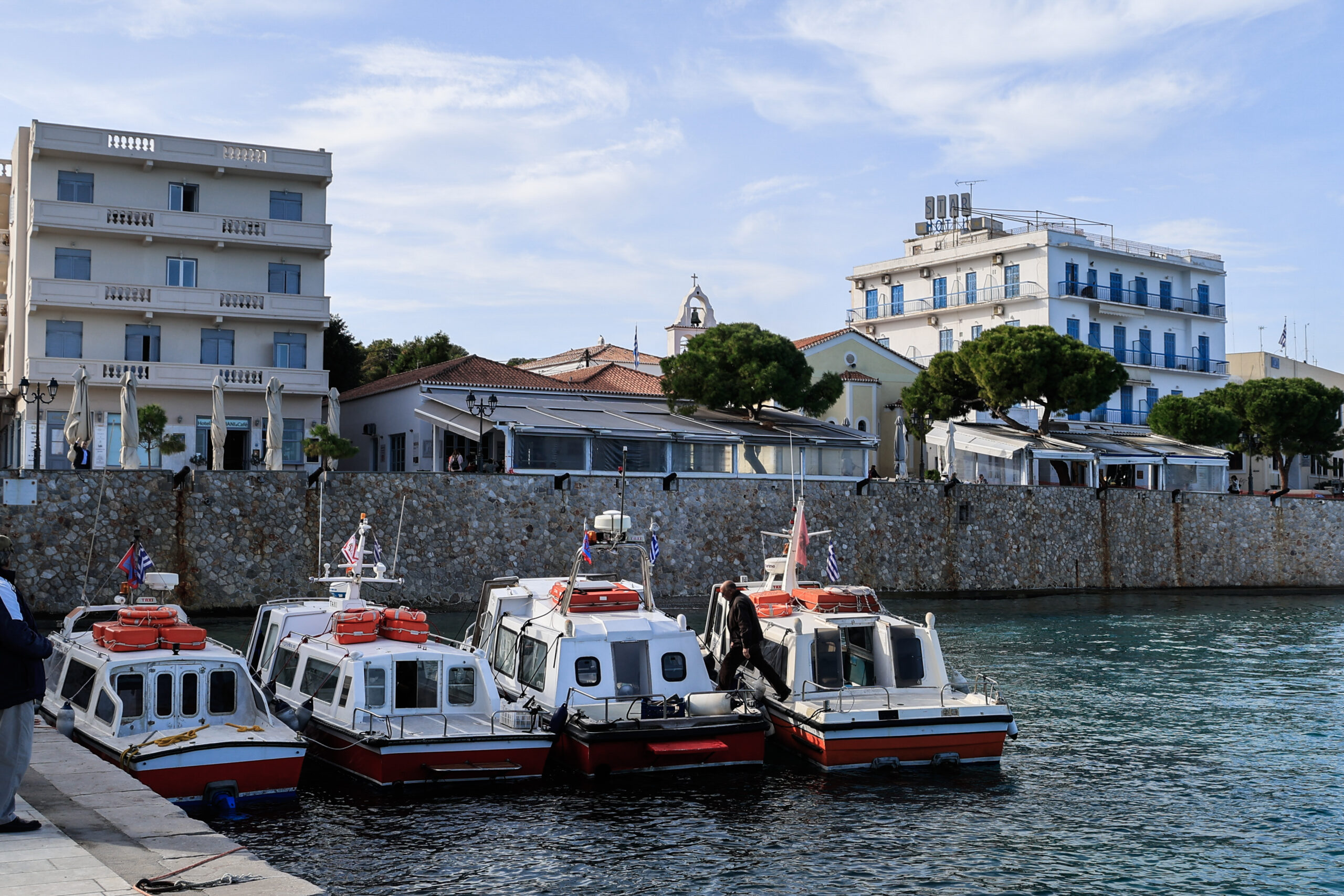 Θάνατος 44χρονου Άγγλου στις Σπέτσες: Εντολή εισαγγελέα να μείνει στο νησί το πλήρωμα του ιστιοπλοϊκού