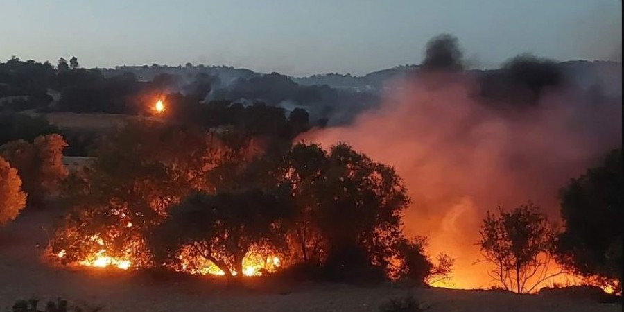 Αναζωπυρώθηκε η μεγάλη φωτιά στην Πάφο: Στην μάχη της κατάσβεσης εναέρια μέσα και από Ιορδανία – Καίγονται σπίτια