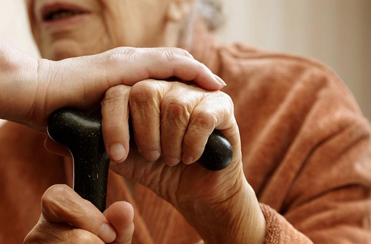 Εξαπάτηση 82χρονης γυναίκας με άνοια: Οικιακοί βοηθοί την εξαπάτησαν –  Τους άφησε πάνω από 500.000 ευρώ