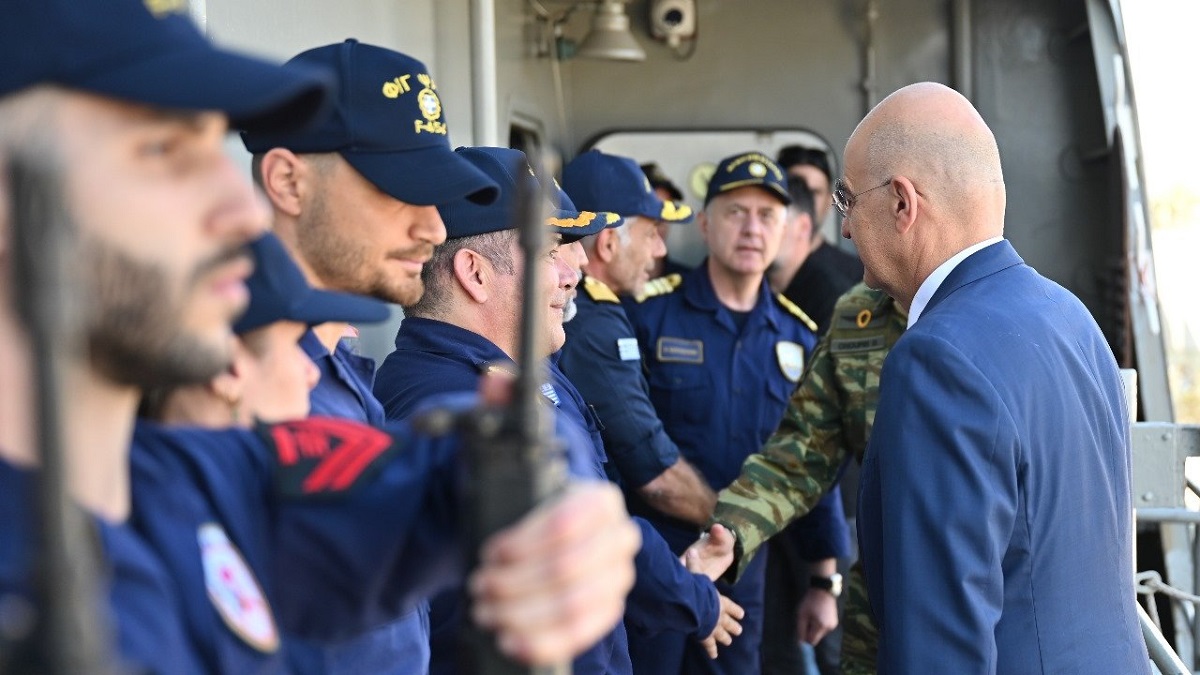 Δένδιας: Επίσκεψη στη φρεγάτα «Ψαρά» στο ναύσταθμο Σαλαμίνας