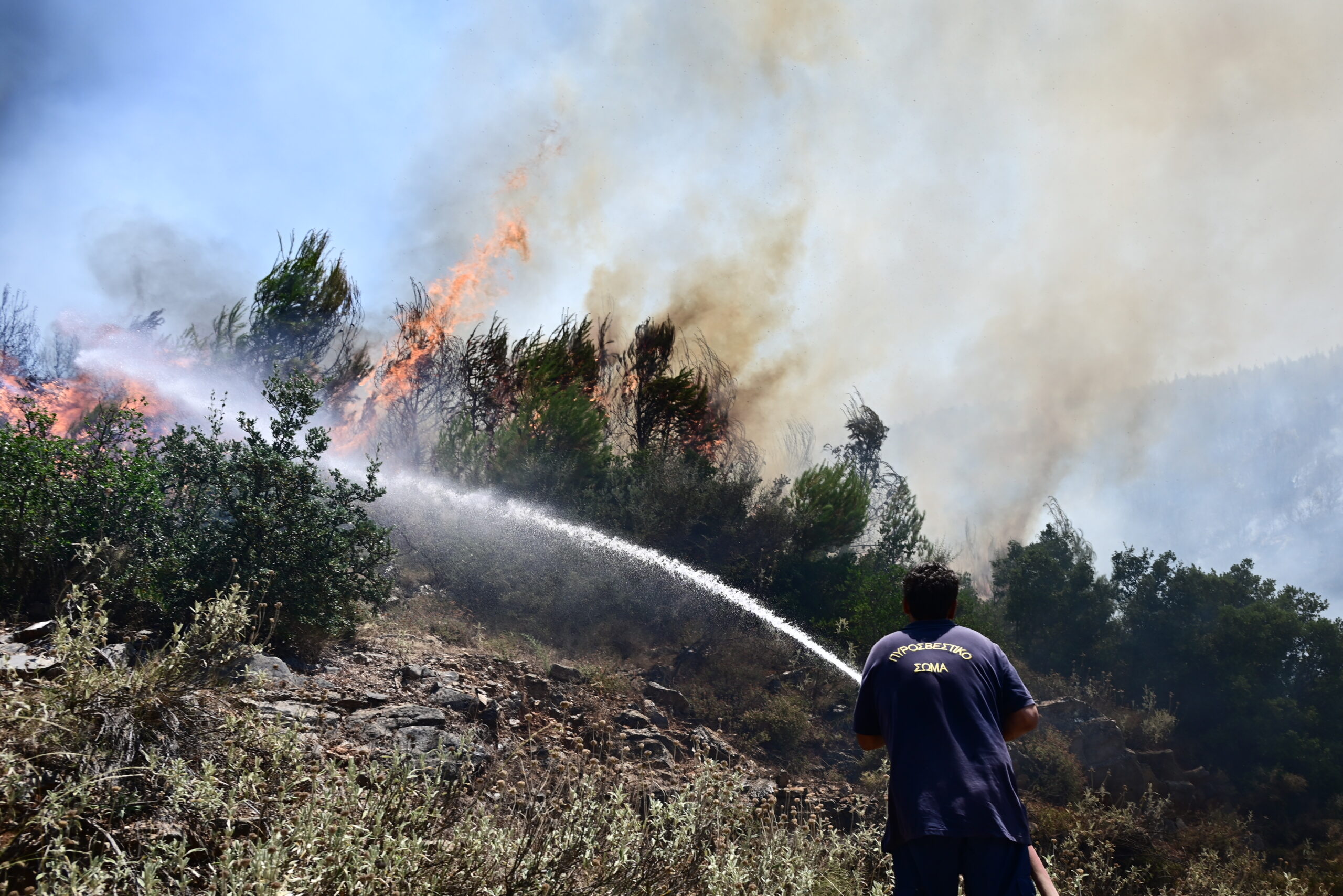Φωτιά στο Μαύρο Λιθάρι Αναβύσσου: Κλειστή η λεωφόρος Σουνίου – Ήχησε το 112 – «Απομακρυνθείτε προς Γλυφάδα»