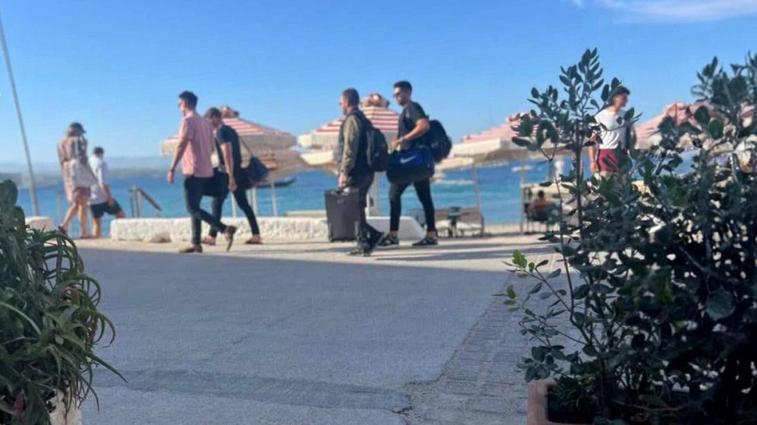 Στέφανος Κασσελάκης: Στις Σπέτσες ο πρόεδρος του ΣΥΡΙΖΑ μαζί με τον σύζυγό του Τάιλερ Μακμπέθ