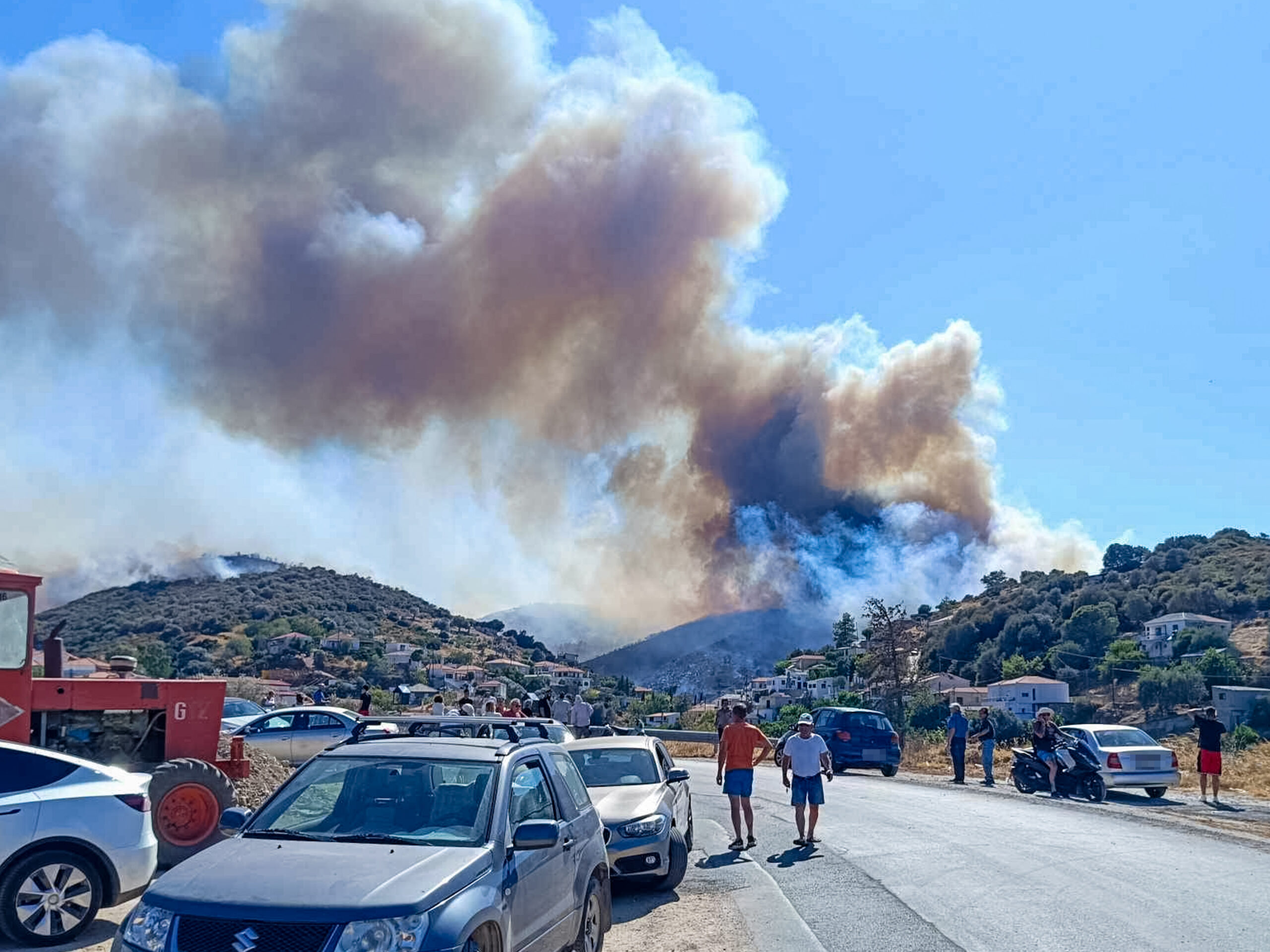 Ανεξέλεγκτη η φωτιά στην Εύβοια – Εκκενώθηκαν χωριά – Αναφορές για τραυματισμό πυροσβέστη