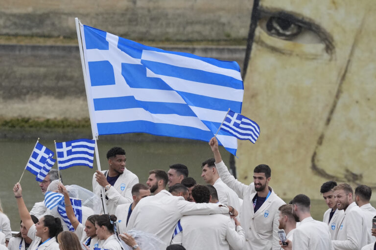 Ολυμπιακοί Αγώνες:  Αντετοκούνμπο και Ντρισμπιώτη – Γεμάτοι περηφάνεια  οι ΄Έλληνες σημαιοφόροι