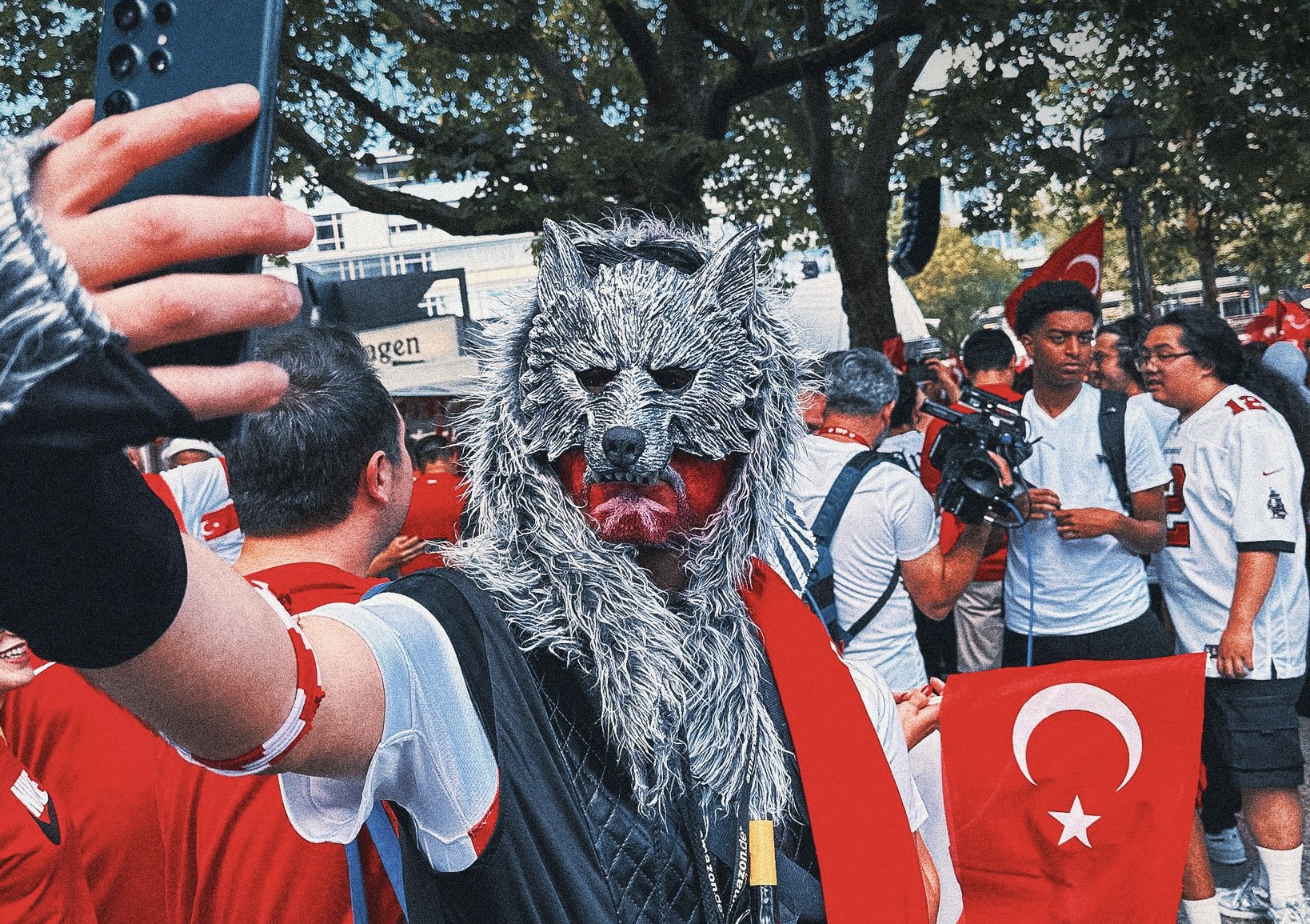 Βερολίνο: Σοβαρά επεισόδια μεταξύ αστυνομίας και Τούρκων οι οποίοι έκαναν τον χαιρετισμό των «Γκρίζων Λύκων»