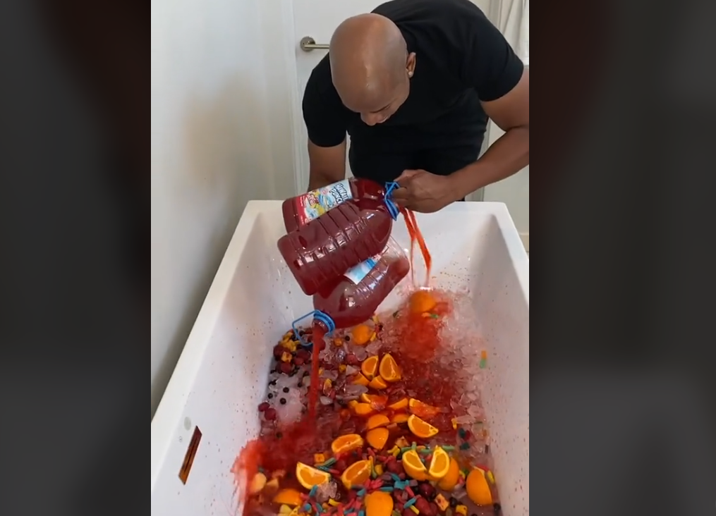 TikTok: Η τάση «Sink drink» ή «κοκτέιλ στο νεροχύτη» αρρωσταίνει τους ανθρώπους – Γιατρός προειδοποιεί για το ιογενές φαινόμενο