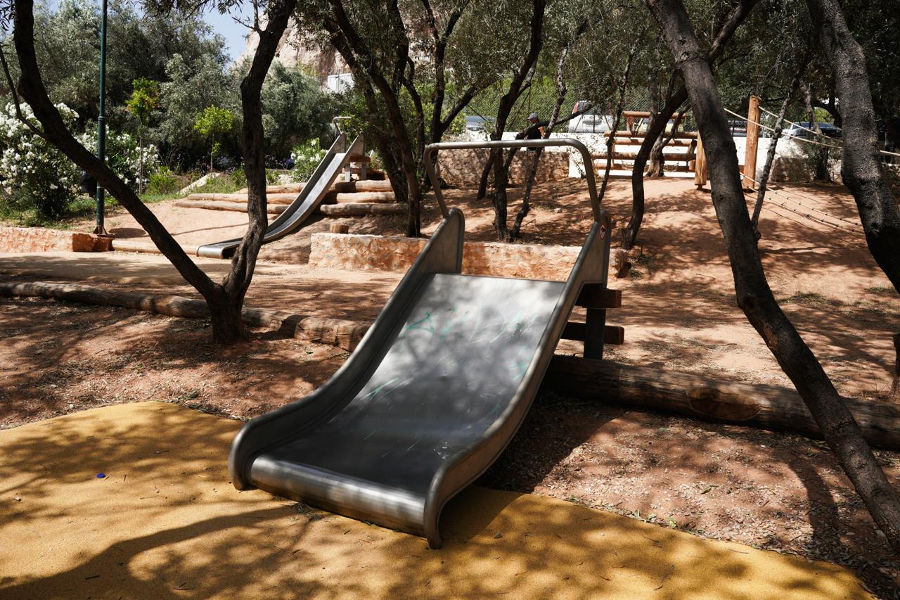 Παιδική χαρά με θέα την Ακρόπολη στο πάρκο Ραγκαβά (φωτό)
