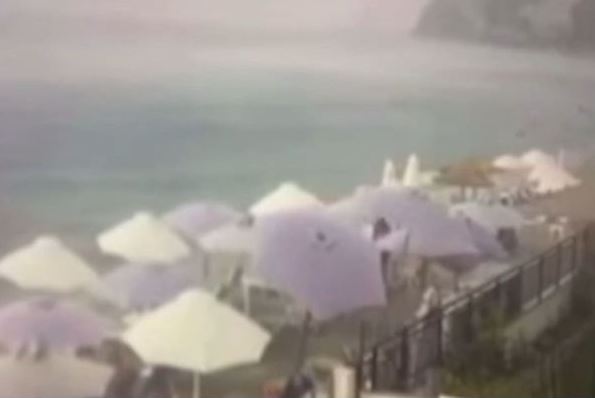 Χαλκιδική: Ανεμοστρόβιλος ξήλωσε ομπρέλες σε beach bar (Βίντεο)