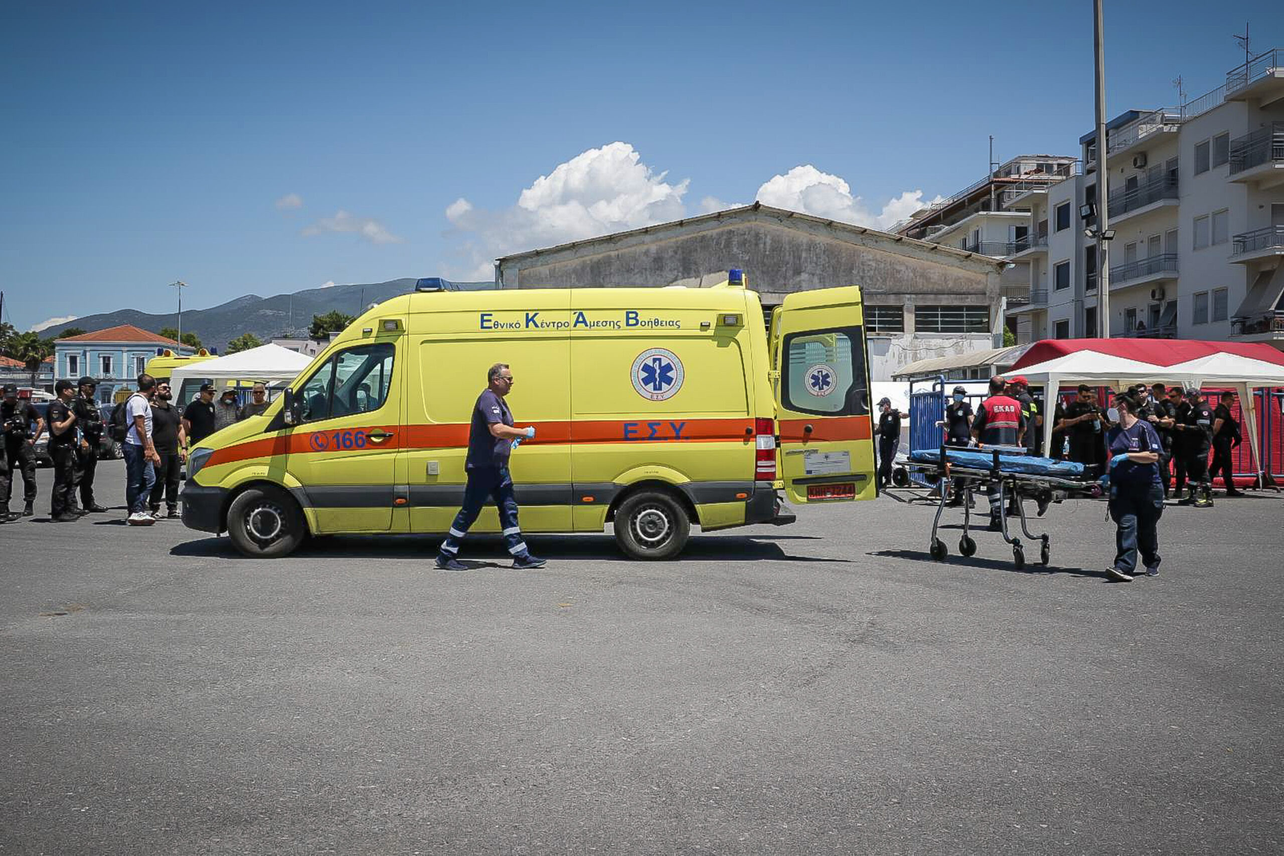 Βόλος: Τρία άτομα μεταφέρθηκαν εσπευσμένα στο νοσοκομείο