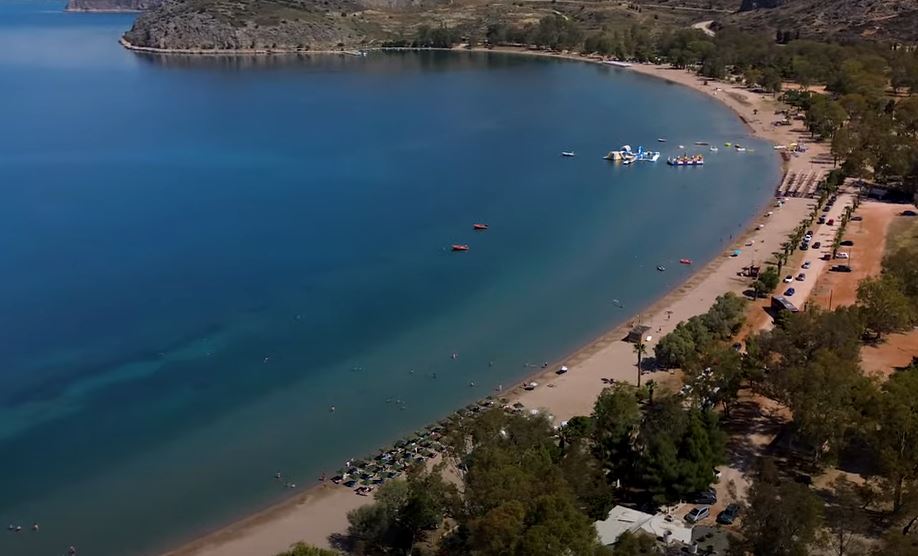 Σε λιγότερο από 2 ώρες, βουτάς σε μία από τις ωραιότερες παραλίες της Πελοποννήσου (Βίντεο)