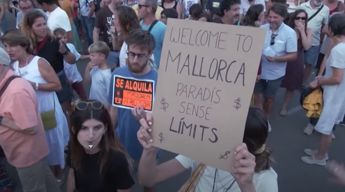Μαγιόρκα: Δεν σταματούν να βγαίνουν στους δρόμους κατά του υπερτουρισμού οι κάτοικοι –  «Τουρίστες ο παράδεισός σας είναι ο εφιάλτης μας»