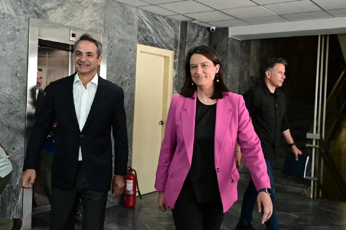 Μητσοτάκης: Συνάντηση στο υπουργείο Εργασίας με τη Νίκη Κεραμέως (φωτό)