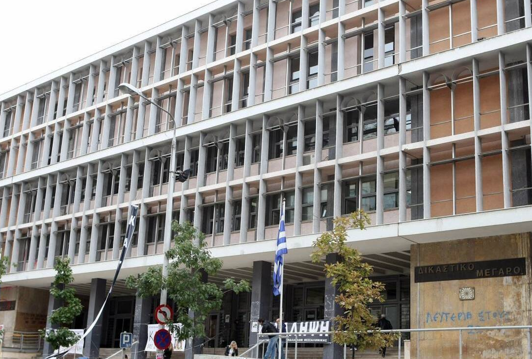 Θεσσαλονίκη: Στη φυλακή δύο αδέλφια επειδή πέταξαν 52χρονο από το μπαλκόνι