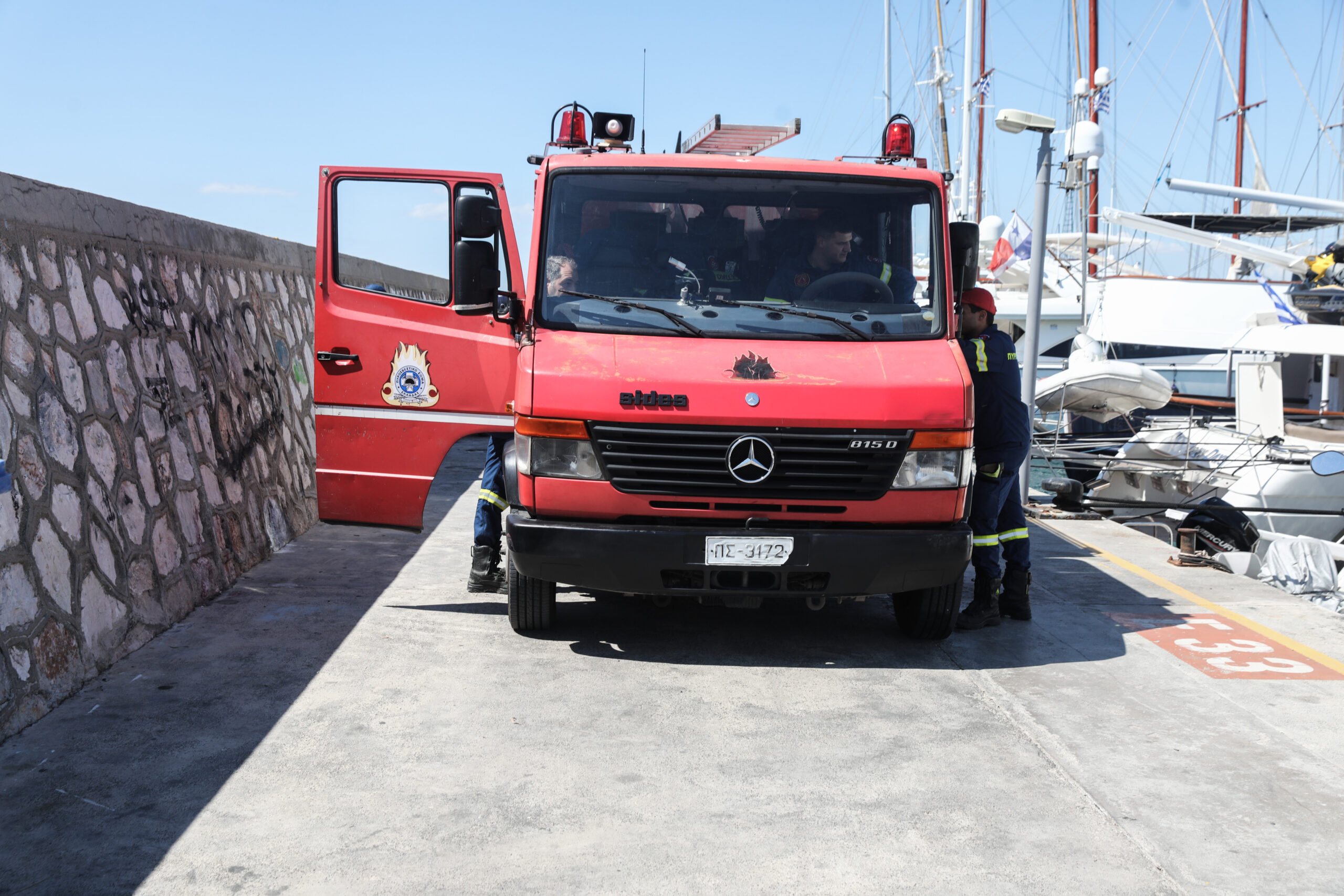 Φωτιά σε σκάφη στη Μαρίνα Ζέας