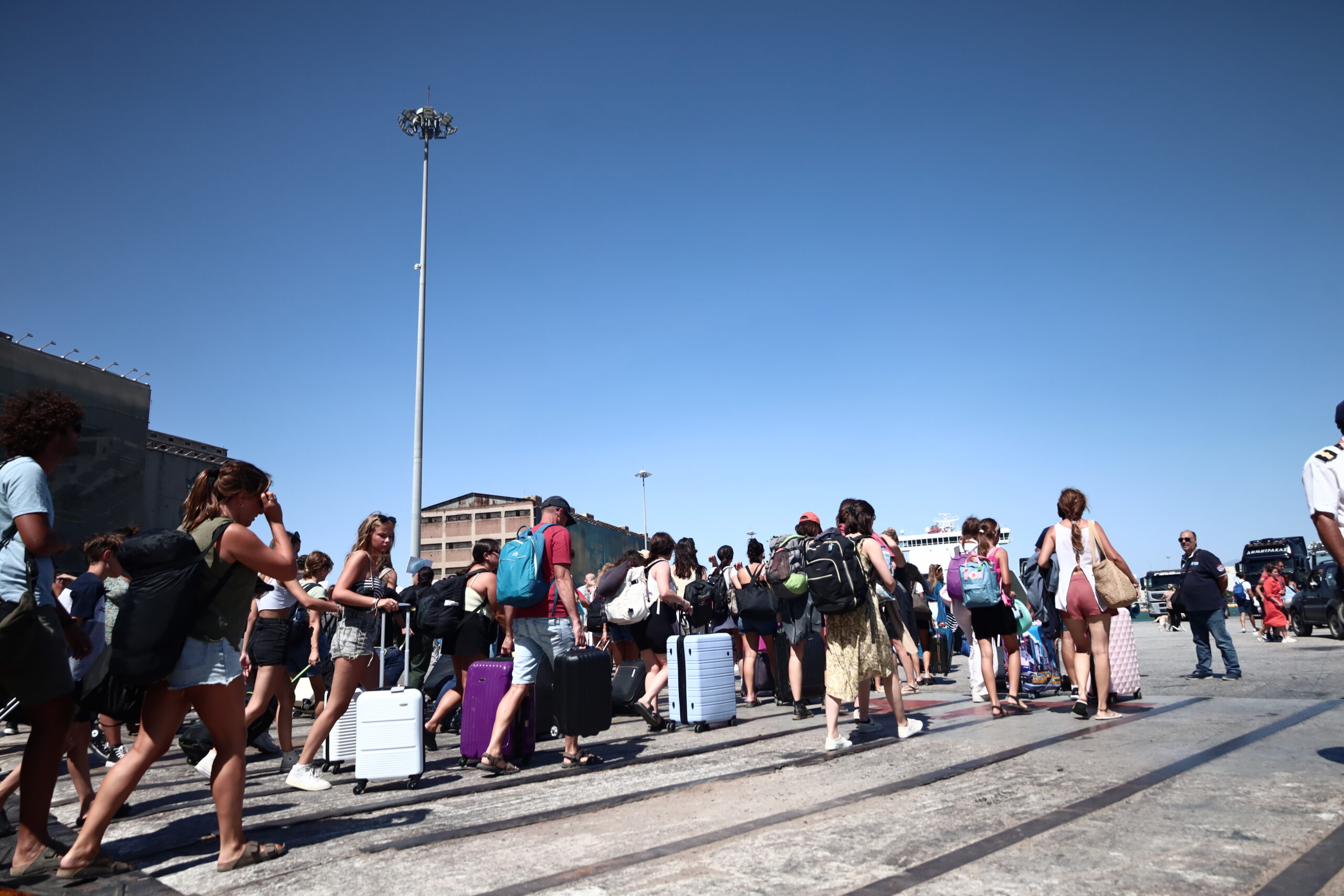 Ξεκίνησε η έξοδος των αδειούχων του Αυγούστου – Το αδιαχώρητο στο λιμάνι του Πειραιά, μεγάλη κίνηση στα διόδια