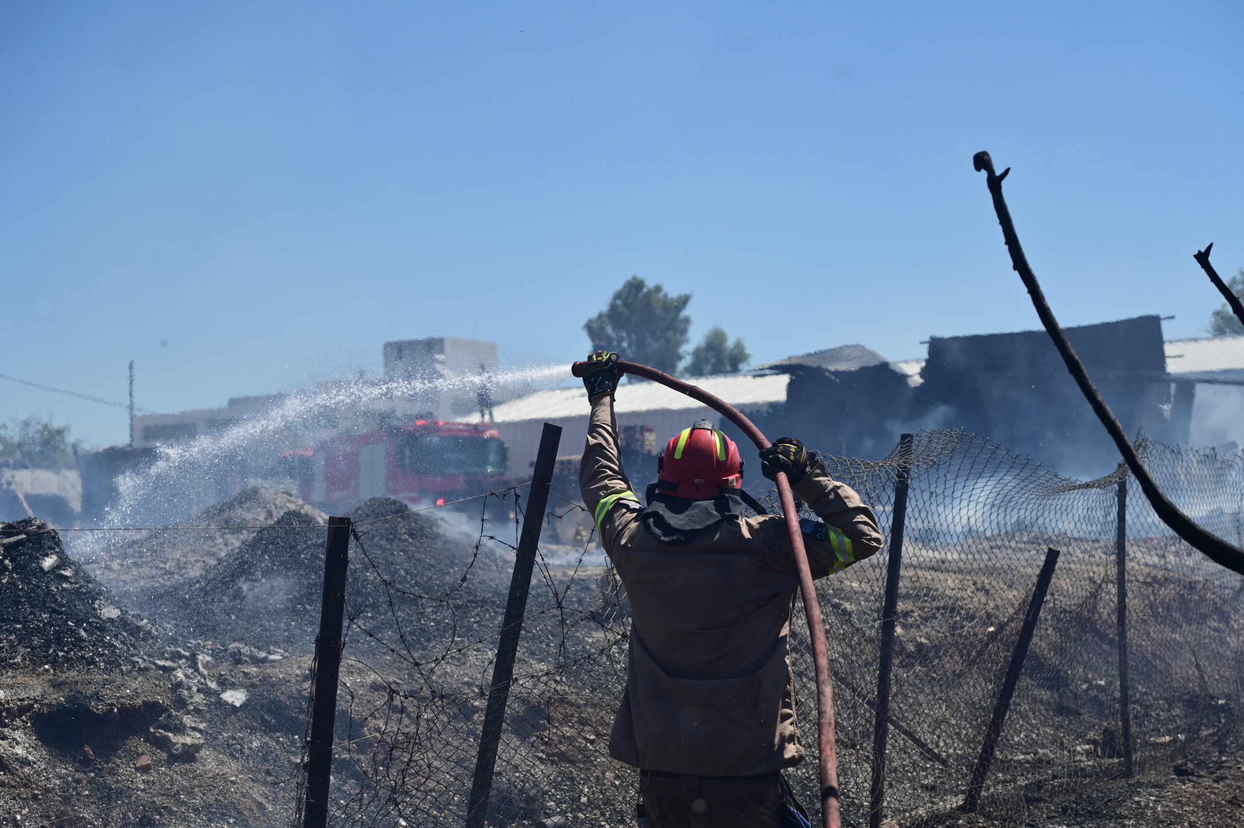 Υπό έλεγχο η πυρκαγιά σε βιομηχανικό χώρο στην Τατοΐου
