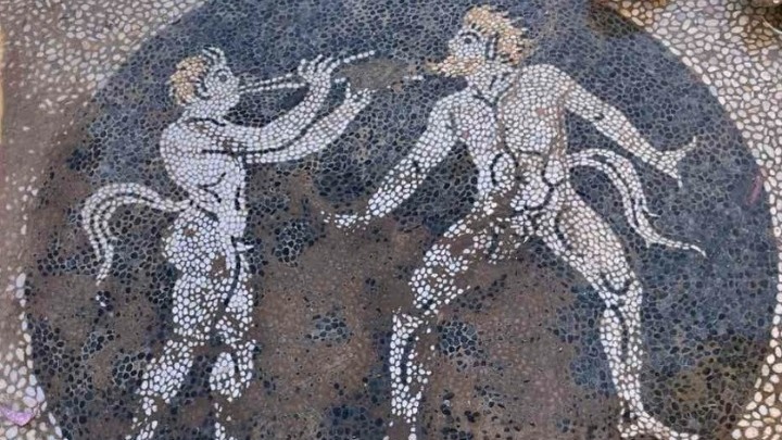 Ερέτρια: Ανακάλυψαν ψηφιδωτό δαπέδου του 4ου αιώνα π.Χ κατά τη διάρκεια τοποθέτησης αγωγού ύδρευσης