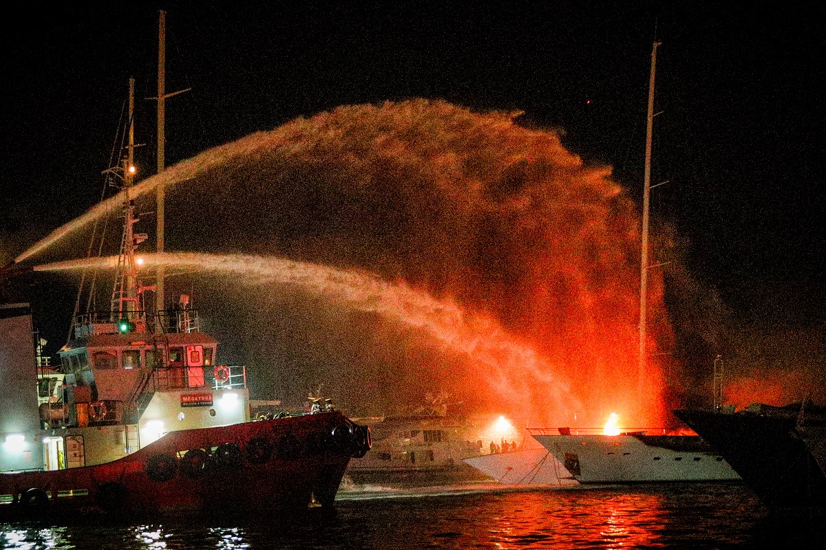 Φωτιά στη Μαρίνα Ζέας: Στις φλόγες τυλίχθηκαν τρία πολυτελή γιοτ – Απεγκλωβίστηκαν 10 άτομα – Στο νοσοκομείο πυροσβέστης