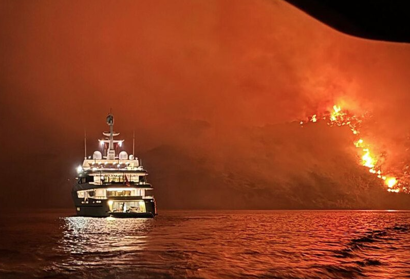 Ύδρα: Οι επιβάτες της θαλαμηγού έκαναν μπάρμπεκιου πριν ξεσπάσει η φωτιά στο πευκοδάσος