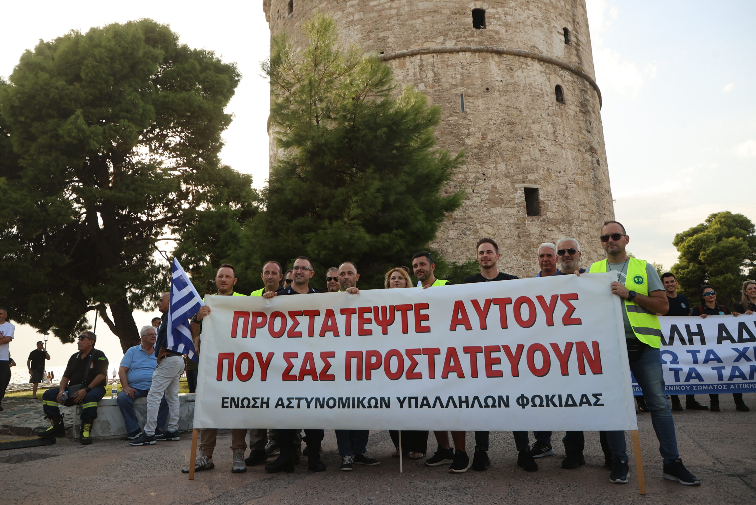 Θεσσαλονίκη: Δυναμική πορεία από ένστολους στο κέντρο της πόλης ενόψει της ΔΕΘ – «Είμαστε κι εμείς λαός, φτάνει πια ο εμπαιγμός»