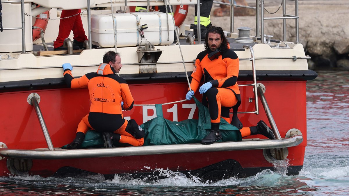 Σικελία: Κρίσιμο εξοπλισμό ανέκτησαν οι δύτες από το Bayesian – Μπορεί να δώσει απαντήσεις στο μυστήριο;