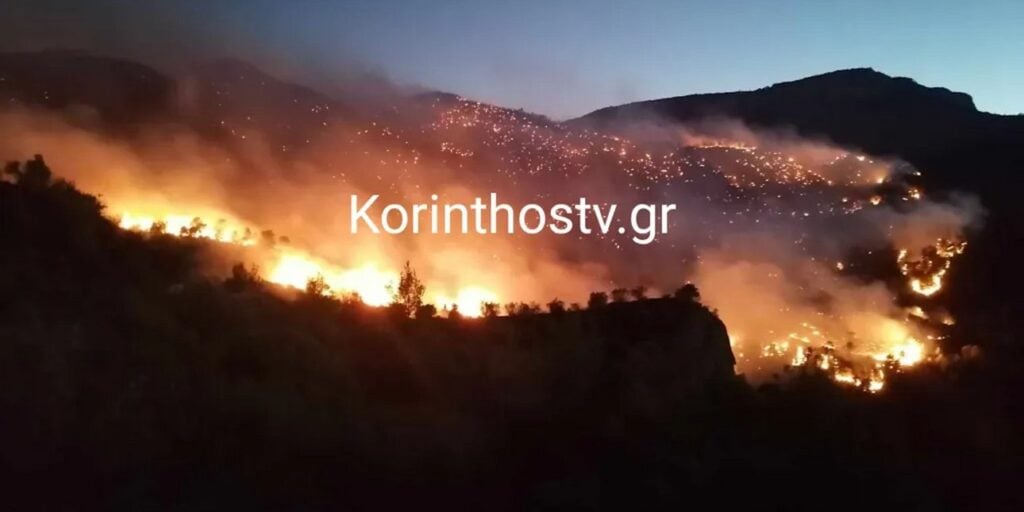 Ανεξέλεγκτη η φωτιά στο Ξυλόκαστρο Κορινθίας – Εντολή εκκένωσης σε δύο χωριά – Έκτακτη σύσκεψη συγκάλεσε ο Κικίλιας