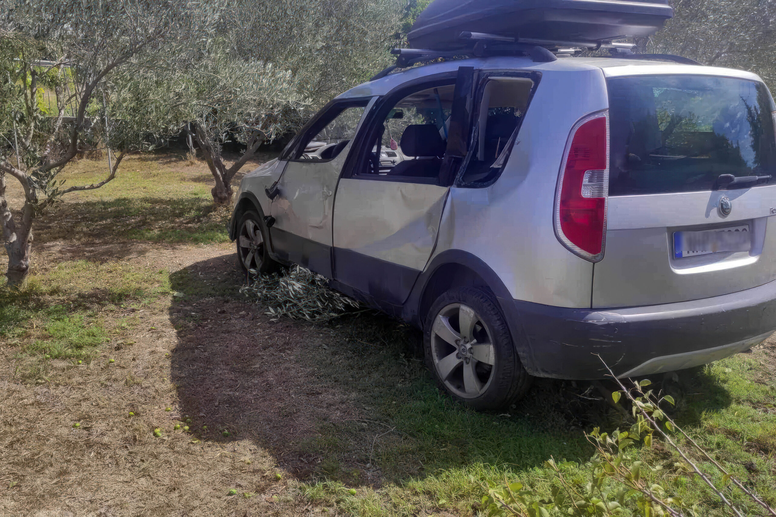 Σοβαρό τροχαίο στη Θεσσαλονίκη: Όχημα παρέσυρε ανδρόγυνο και το μωράκι τους – Διασωληνωμένοι οι γονείς (Φωτό & βίντεο)