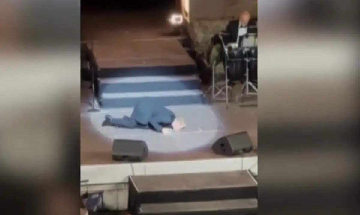 Γονάτισε και φίλησε τη σκηνή που κατέρρευσε η Μαρινέλλα ο Τάκης Ζαχαράτος στο Ηρώδειο