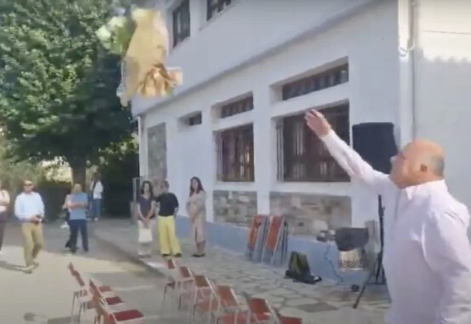 Βόλος: Ο Μπέος πέταξε ανθοδέσμη σε μαθητές ΕΠΑΛ κατά του αγιασμού (Βίντεο)