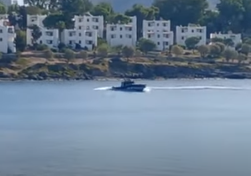 Σκάφος του Λιμενικού καταδίωξε φουσκωτό με διακινητή μέχρι την Αλικαρνασσό στα τουρκικά παράλια (Βίντεο)
