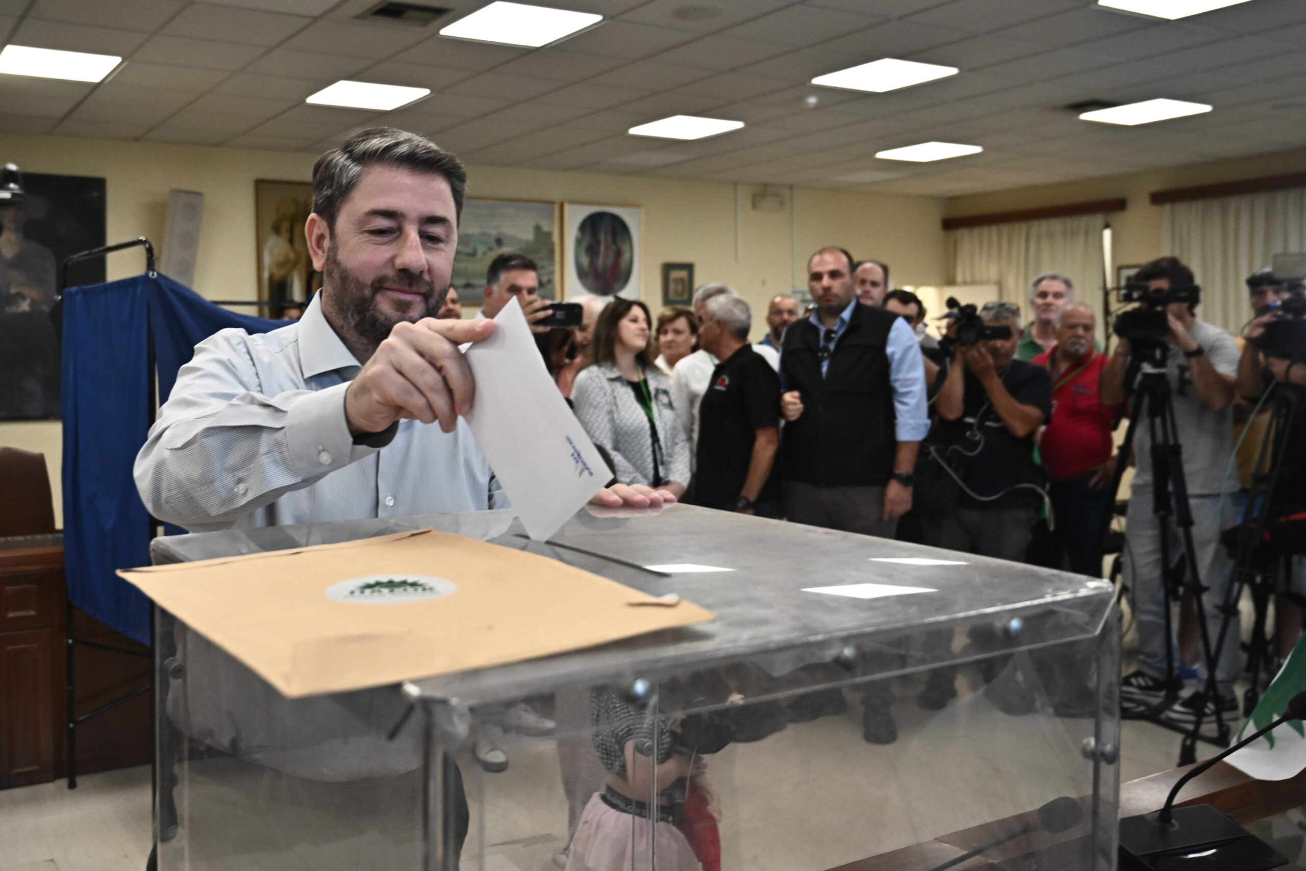Εσωκομματικές εκλογές στο ΠΑΣΟΚ: Ψήφισε ο Νίκος Ανδρουλάκης – «Σε μόλις δυόμιση χρόνια σπάσαμε τις μυλόπετρες του δικομματισμού»