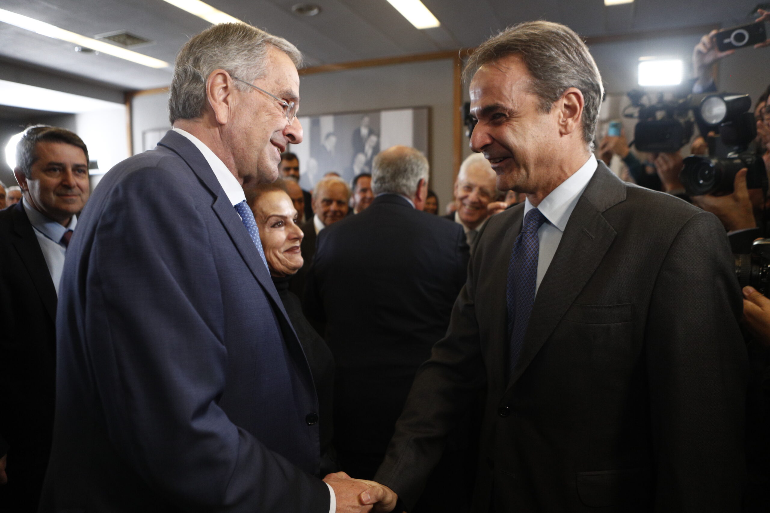 χειραψία Μητσοτάκη-Σαμαρά