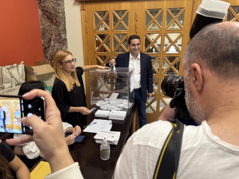 Εσωκομματικές εκλογές στο ΠΑΣΟΚ: Ψήφισε ο Μιχάλης Κατρίνης – «Ανάγκη δημιουργίας μιας μεγάλης και πάλι παράταξης»