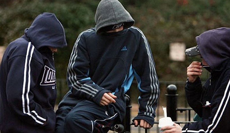Βία ανηλίκων και συμμορίες: Οι κοινωνικές ρίζες πίσω από το ανησυχητικό φαινόμενο