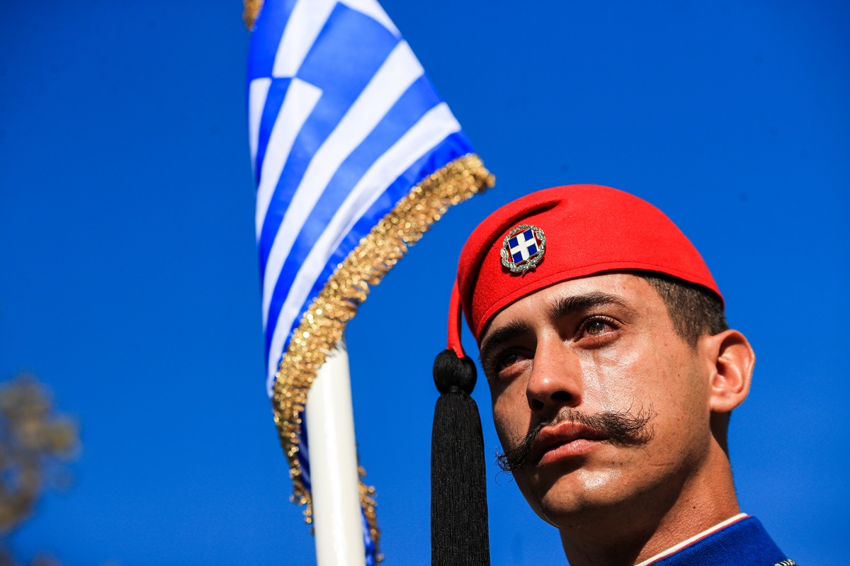 Θεσσαλονίκη: Δακρυσμένος εύζωνας στην στρατιωτική παρέλαση – Δείτε φωτογραφίες
